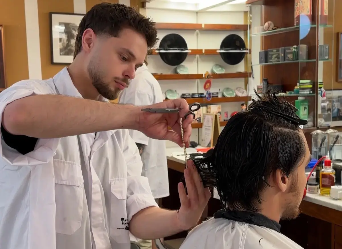 Professioneller Herrenhaarschnitt in einem Barber Shop Wien